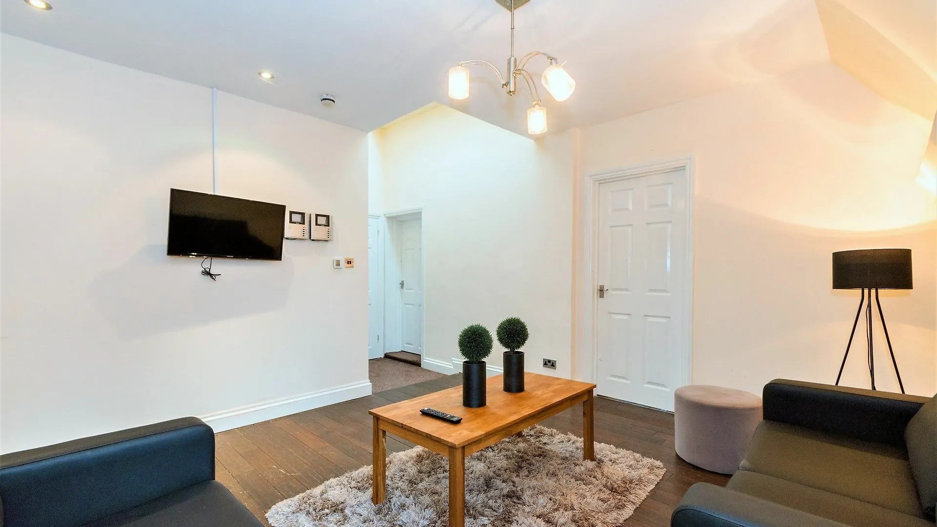 לידס Tokyo Apartments